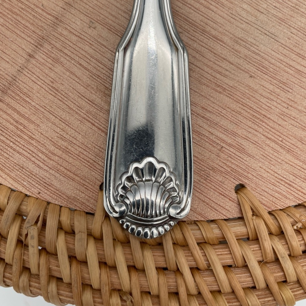 Oneida Shell Pattern Serving Fork—pre owned - Picture 4 of 11